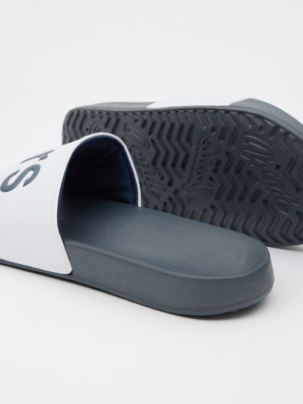 Flip-flops com letras vista detalhe