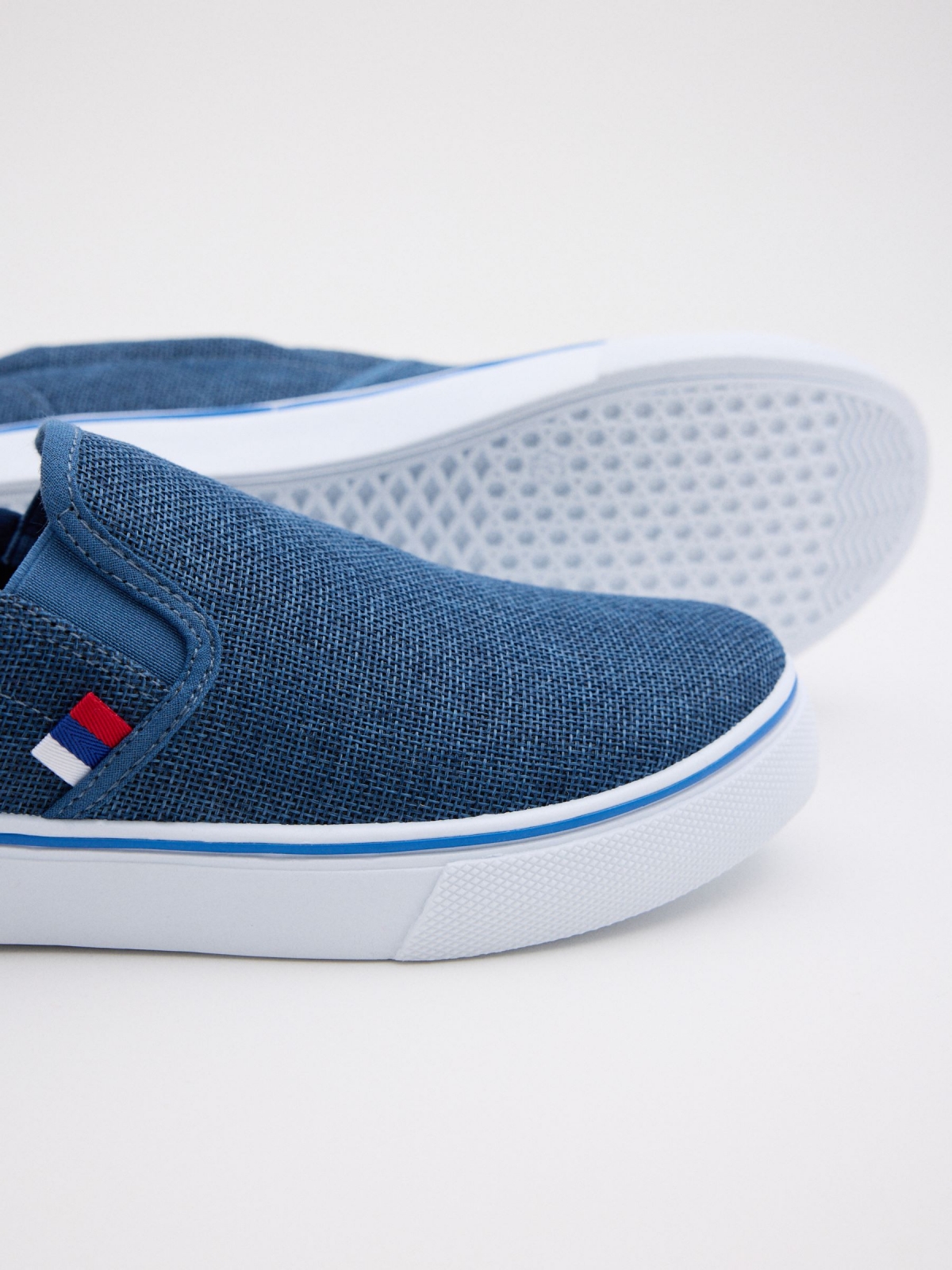 Elastic blue canvas shoes blue detail view