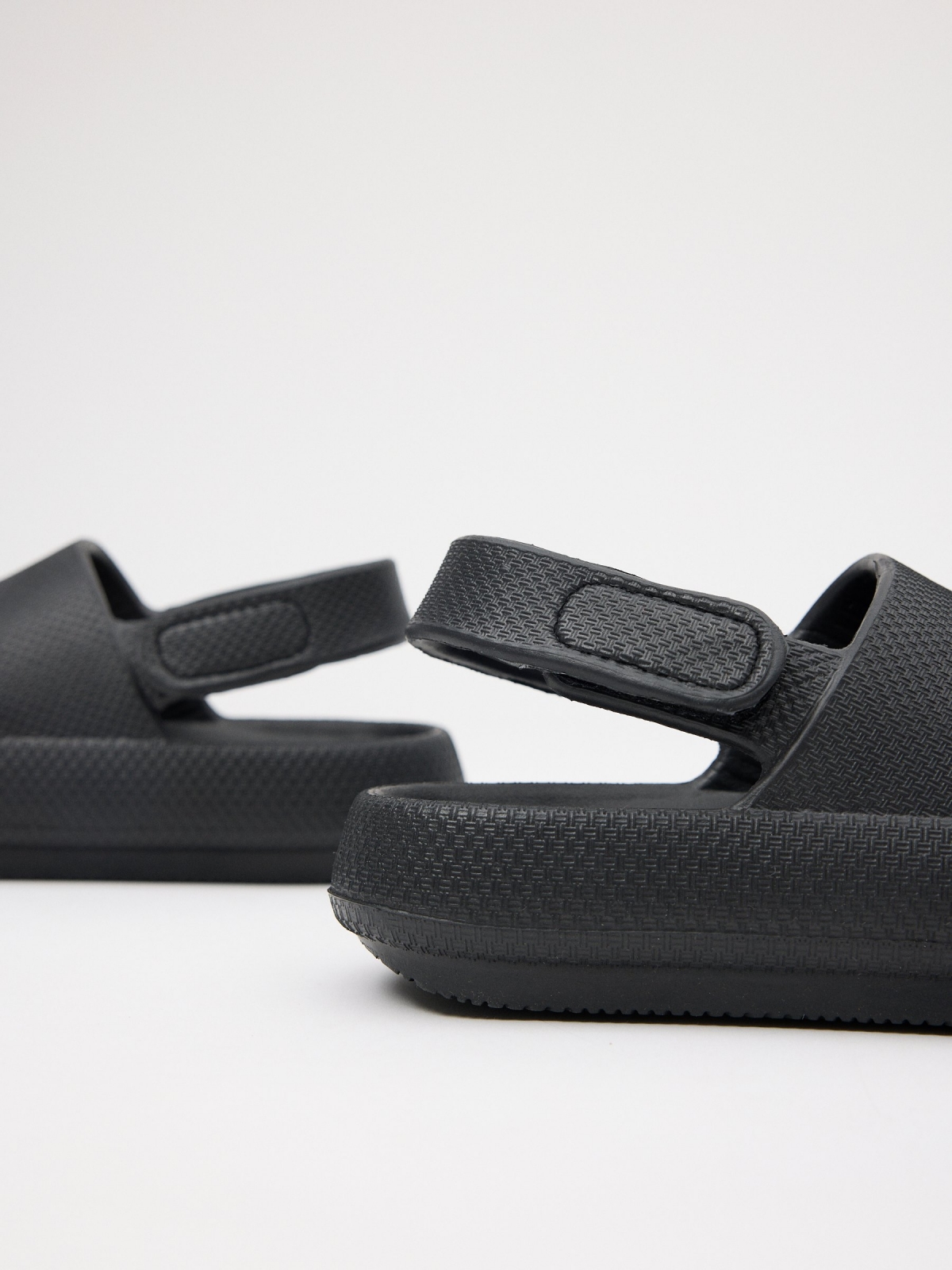 Flip flops com correias e plataforma preto vista detalhe