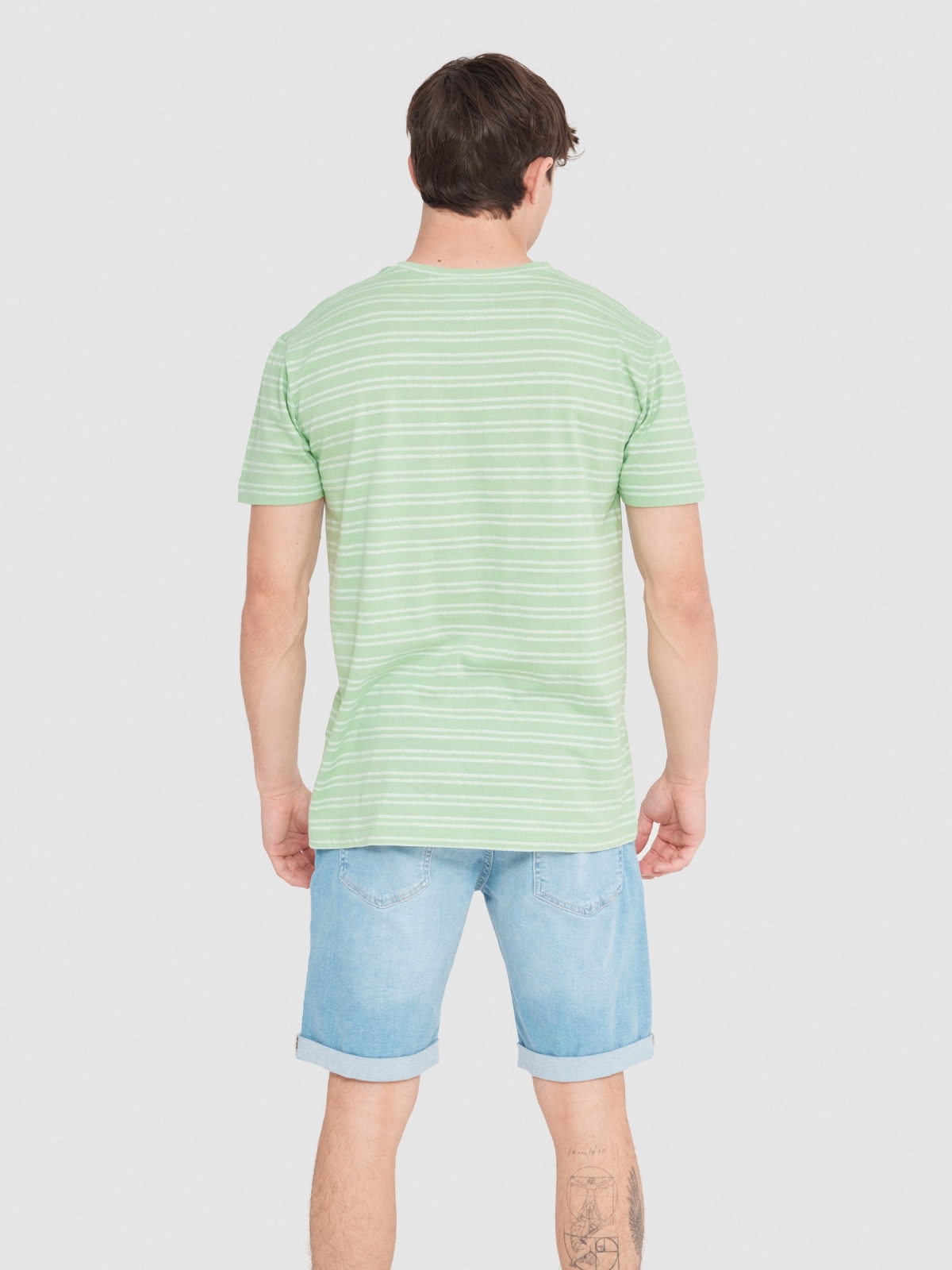 T-shirt às riscas texturada menta vista meia traseira