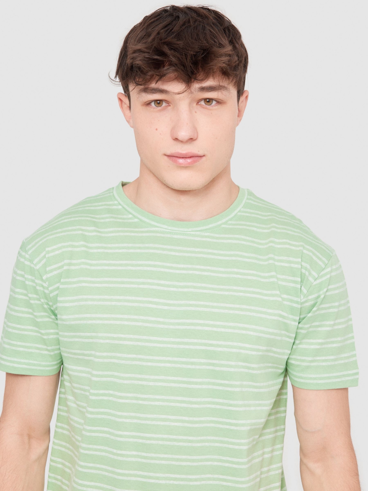 T-shirt às riscas texturada menta vista detalhe