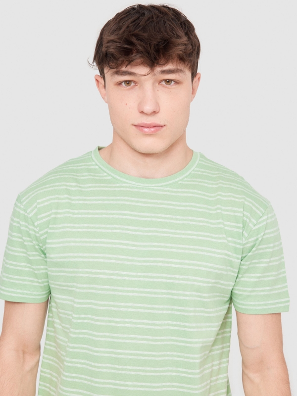 T-shirt às riscas texturada menta vista detalhe