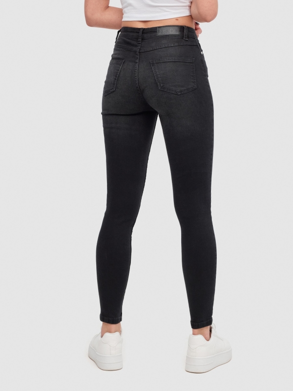 Jeans skinny tiro medio negro vista media trasera