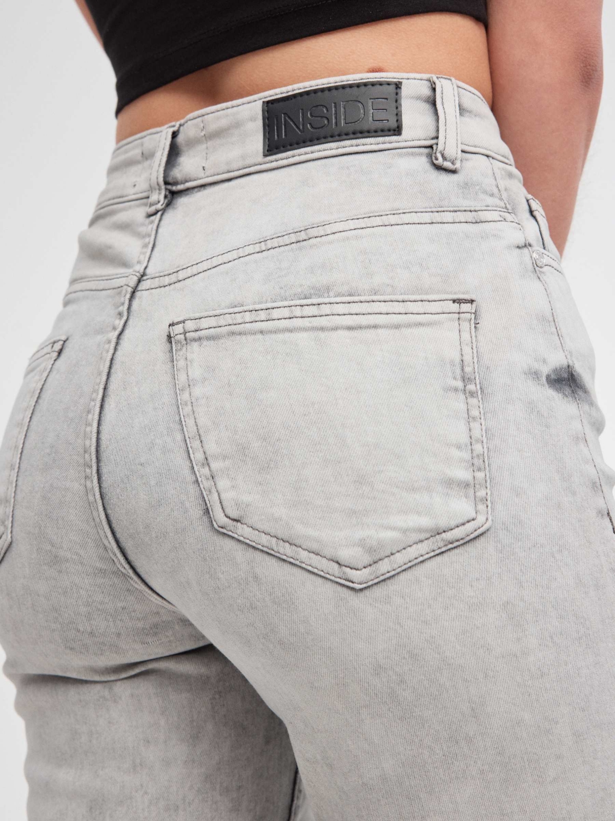 Jeans mom slim fit gris medio vista detalle