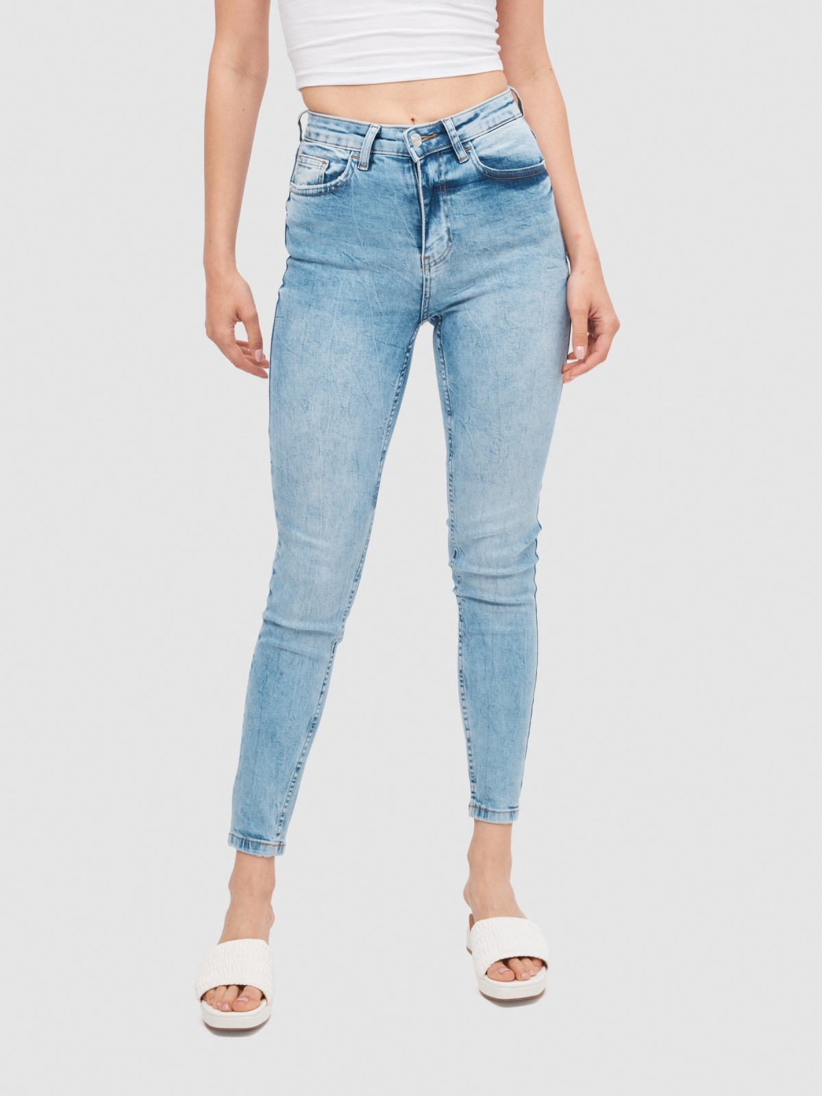 Jeans skinny de cintura média azul vista meia frontal