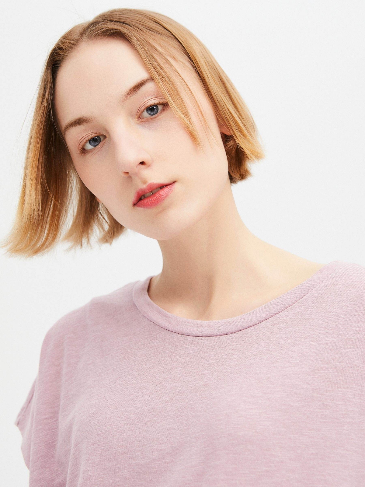 Asymmetric bottom T-shirt light pink detail view