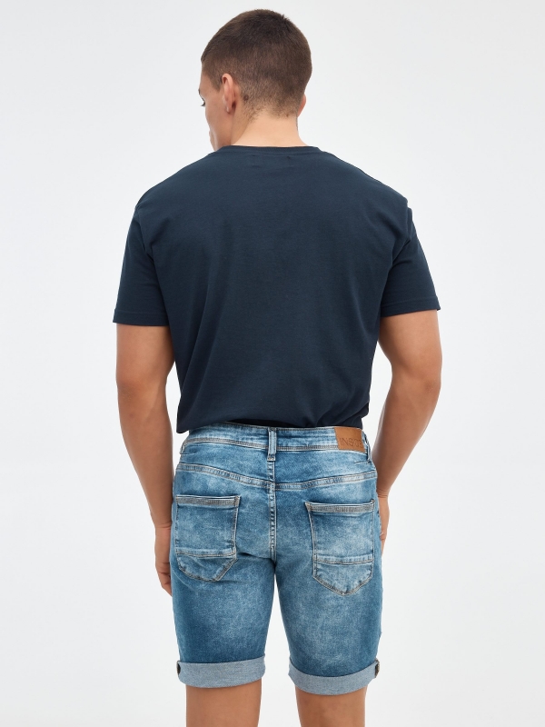 Bermuda denim desgastada azul vista media trasera