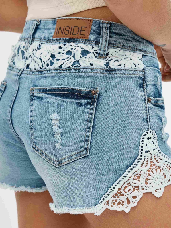 Shorts denim desgastados com crochê azul vista detalhe