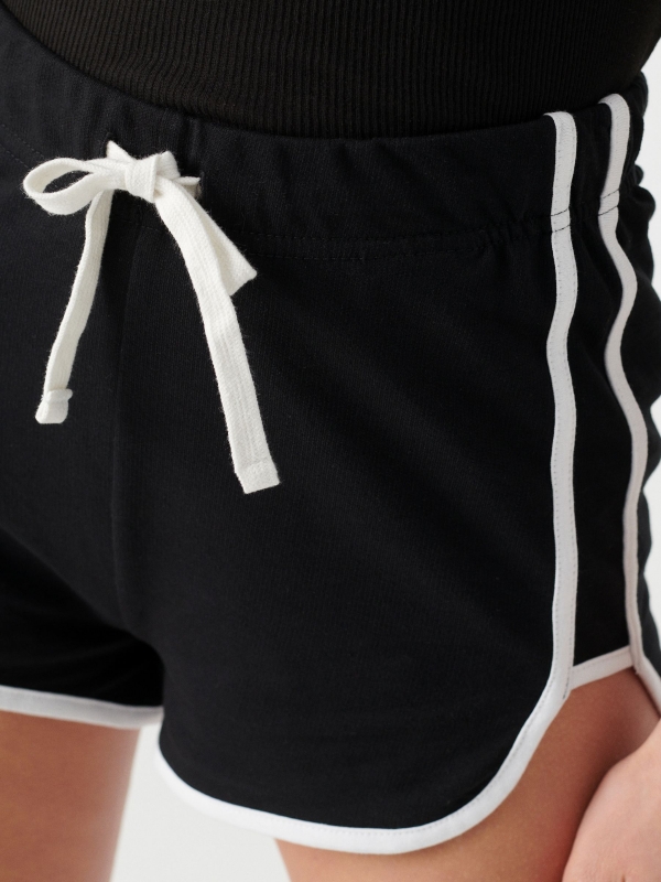 Shorts debrum em contraste preto vista detalhe