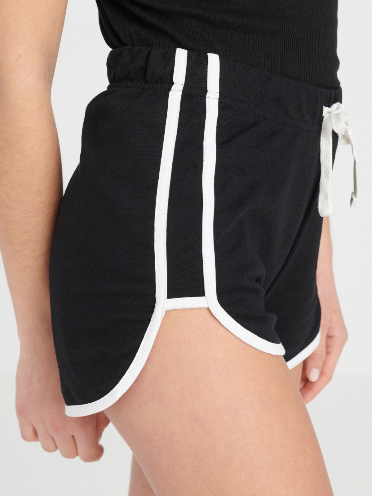 Shorts debrum em contraste preto vista detalhe