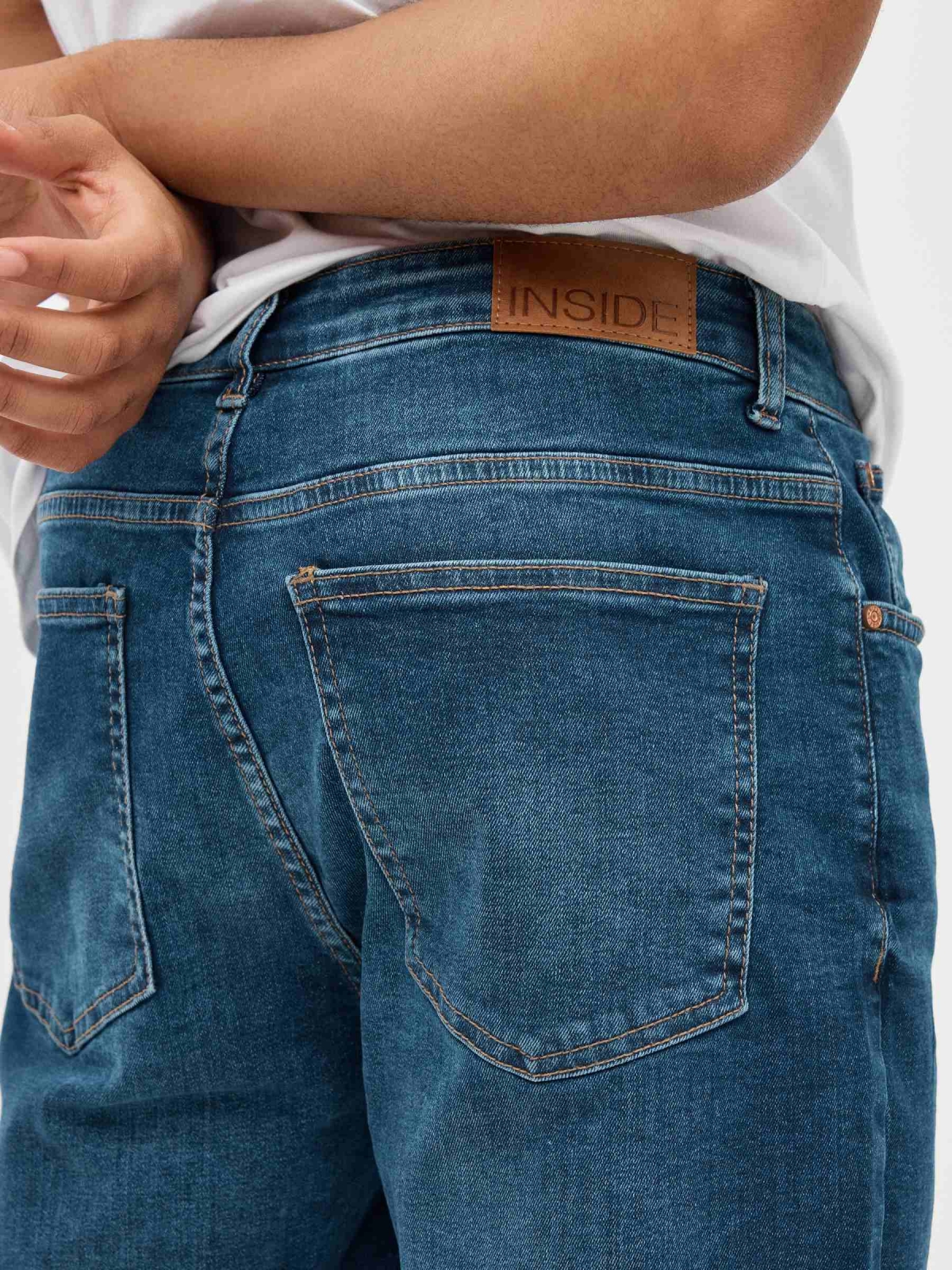 Bermuda denim rasgos desfiados azul vista detalhe