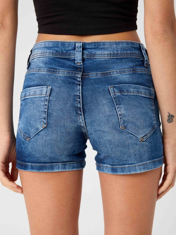 Shorts denim de cintura baixa azul lavado azul vista detalhe