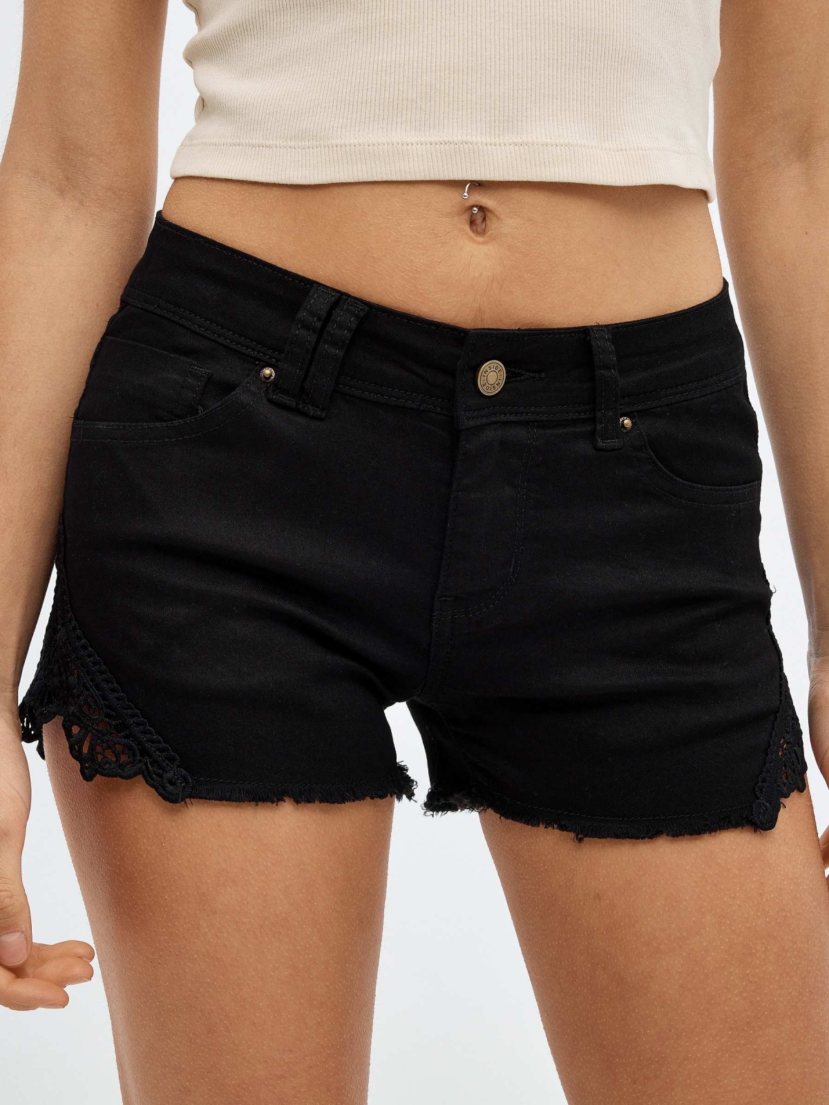 Short denim detalles crochet negro vista detalle