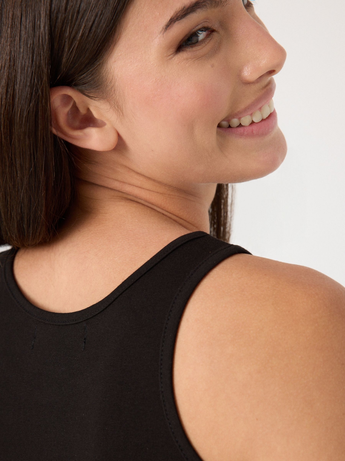 Basic sleeveless top black detail view