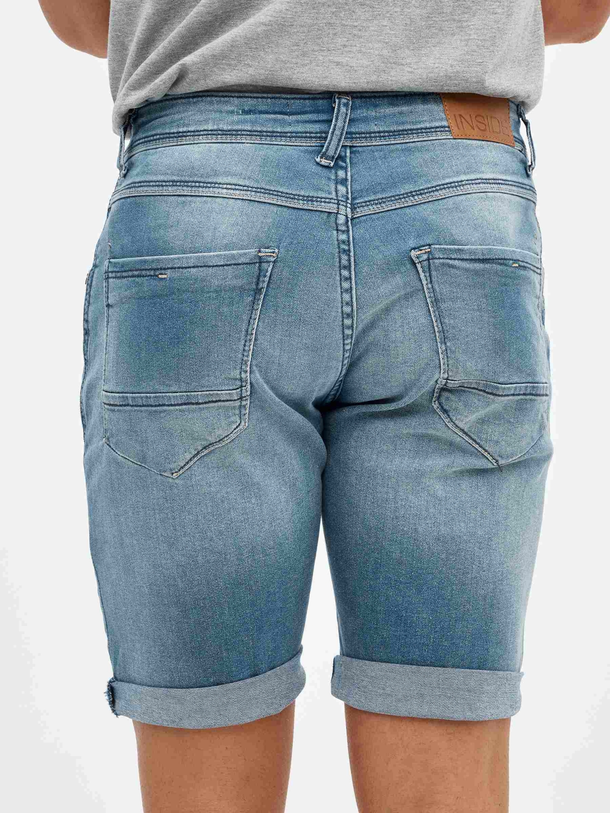 Bermuda denim efeito lavado azul vista detalhe