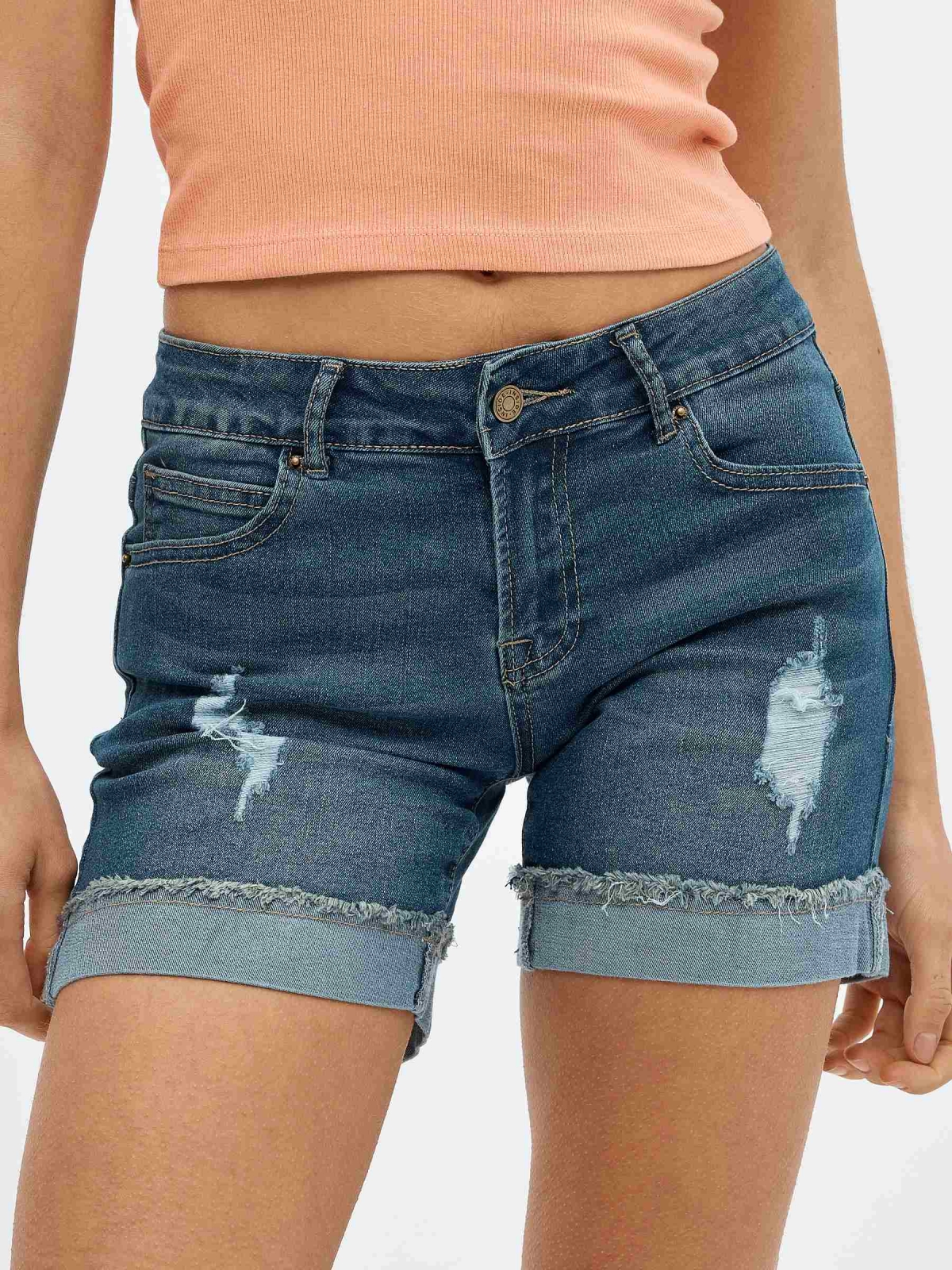 Shorts denim rasgados bainha desfiada azul vista detalhe