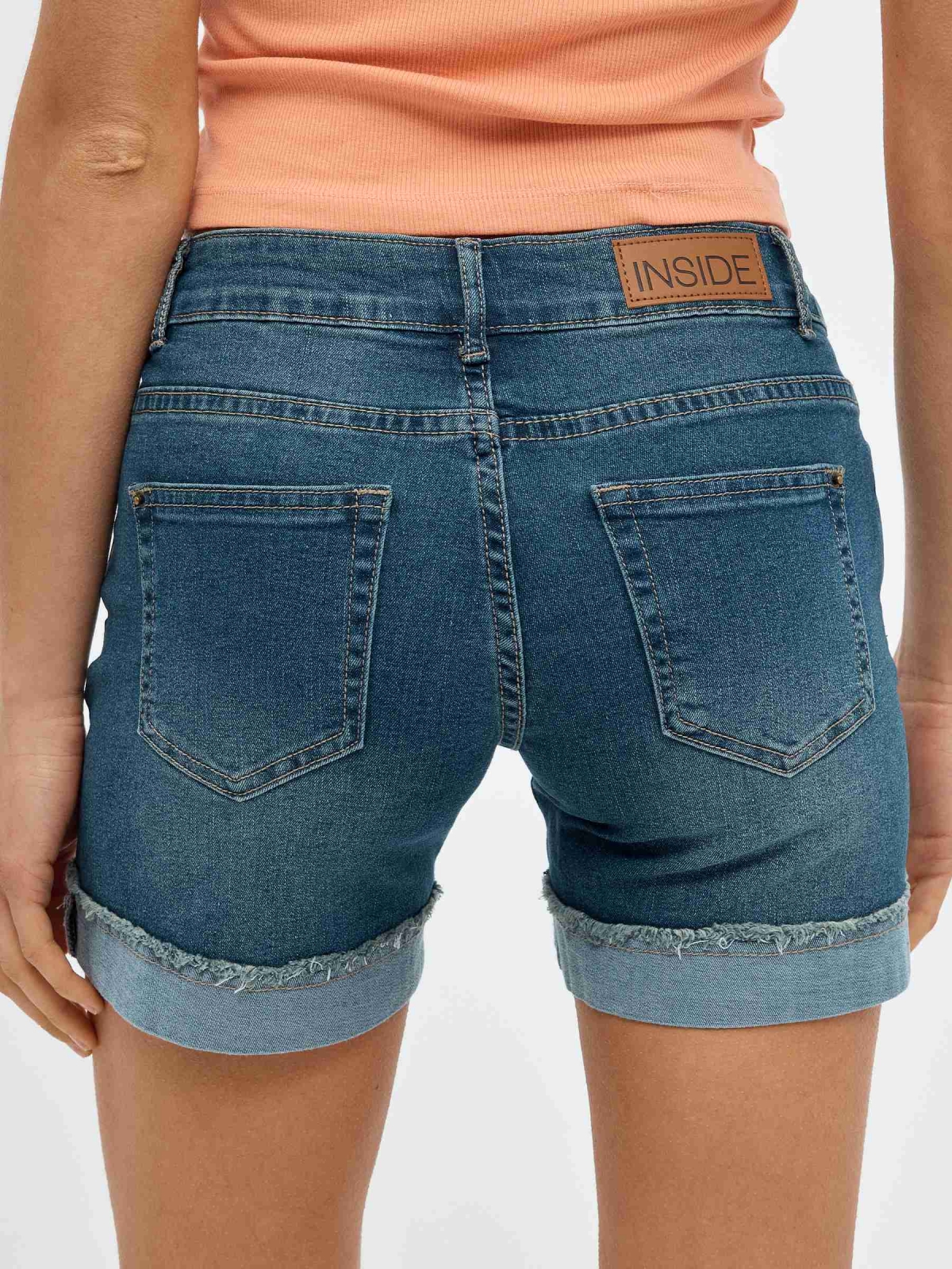 Shorts denim rasgados bainha desfiada azul vista detalhe