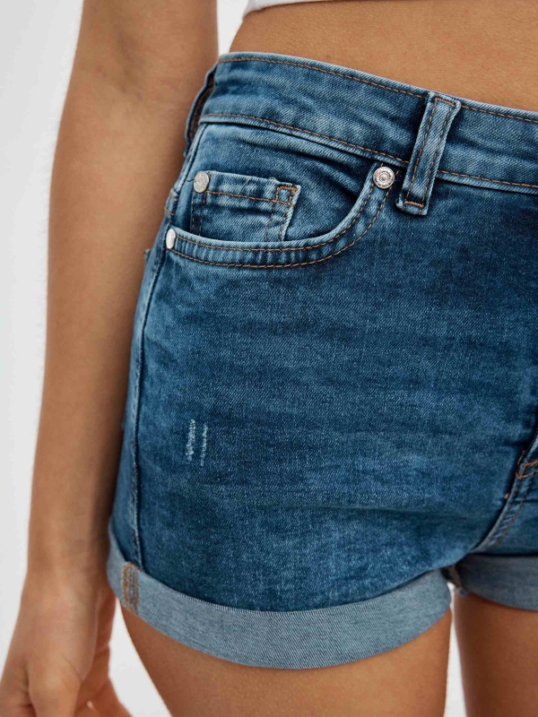 Short denim rasgado com botões azul escuro vista detalhe