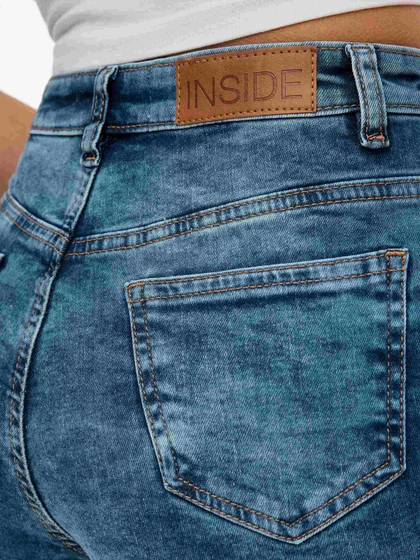 Short denim rasgado com botões azul escuro vista detalhe