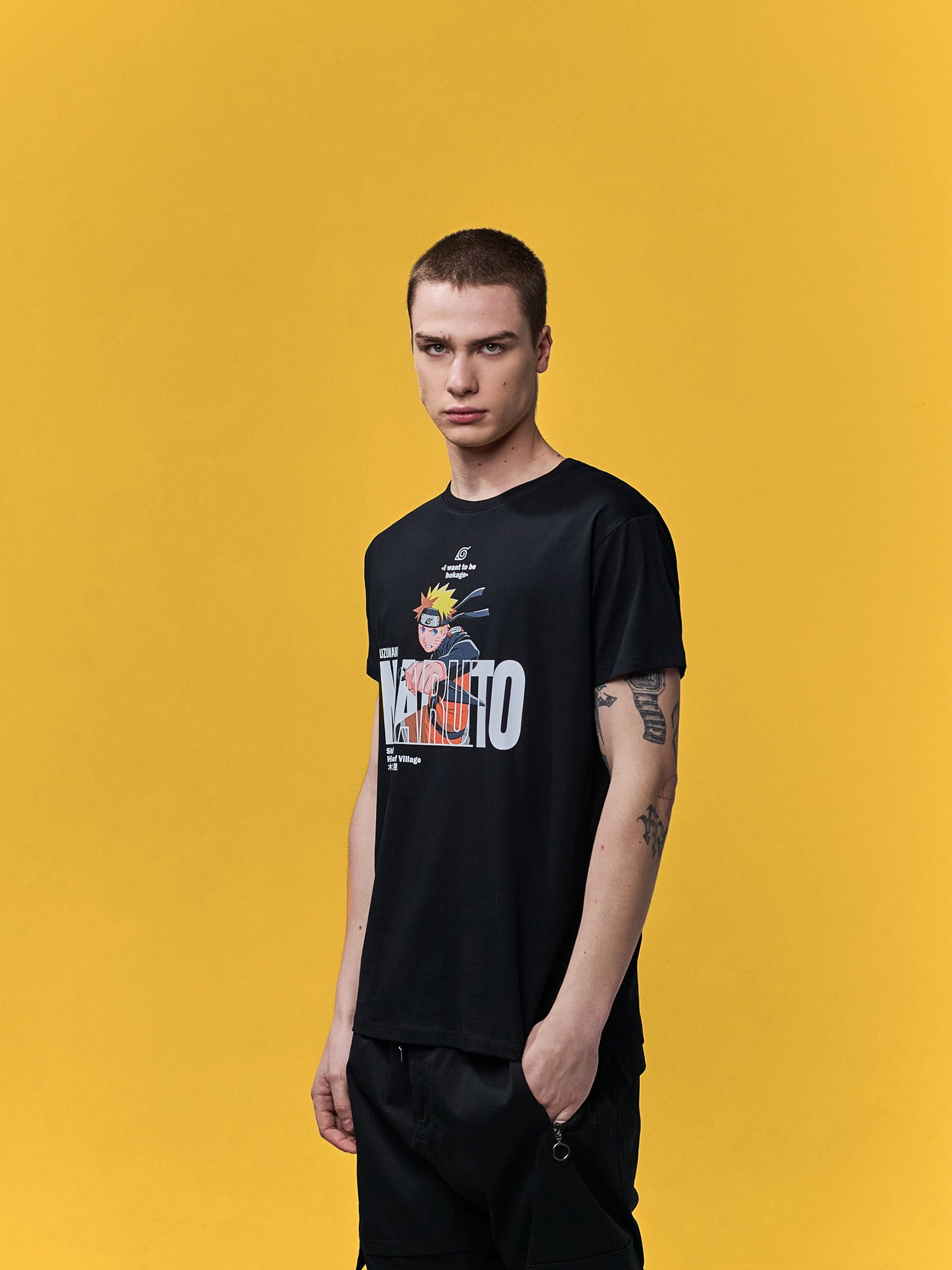 Camiseta Naruto texto negro vista media frontal