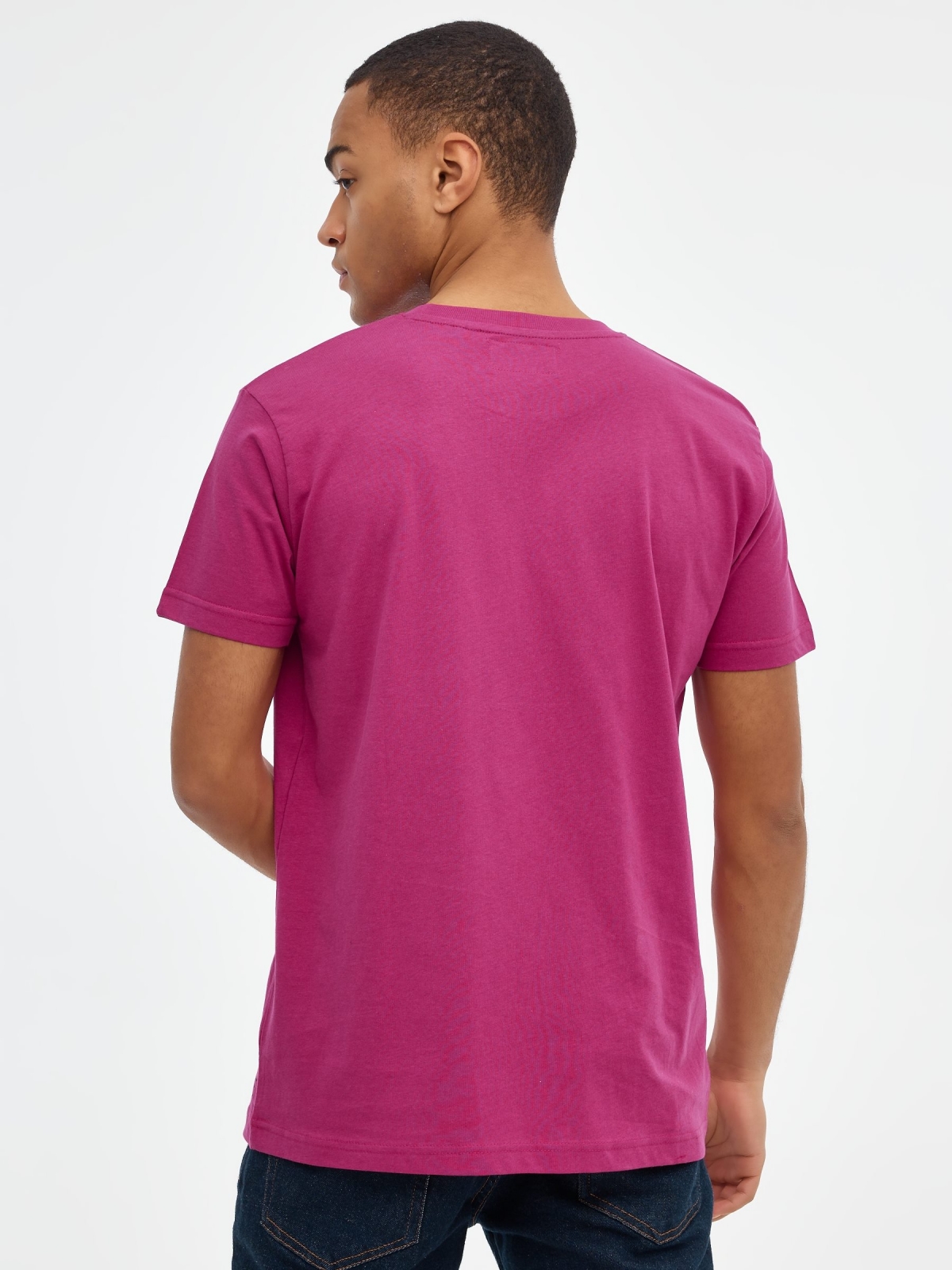 Camiseta básica manga corta fucsia vista media trasera