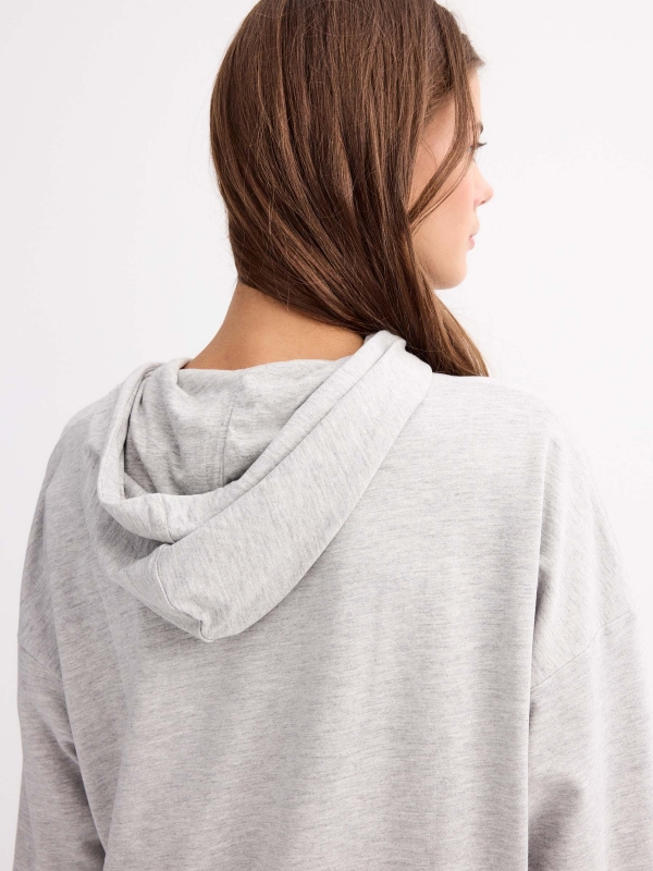 Sudadera básica con capucha gris vista detalle