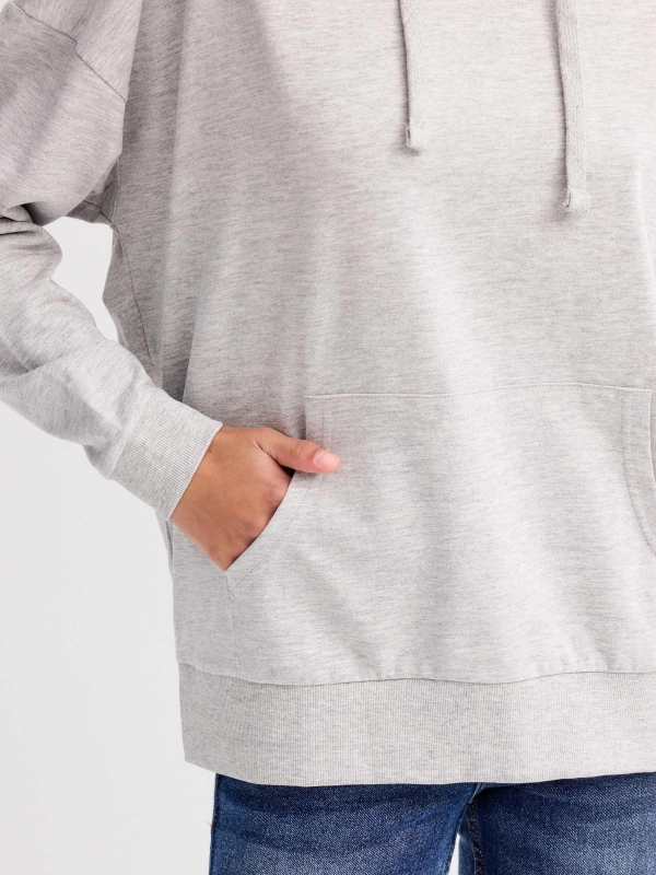 Sudadera básica con capucha gris vista detalle