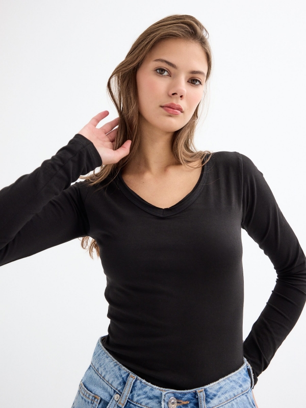 T-shirt básica com decote em V preto vista detalhe