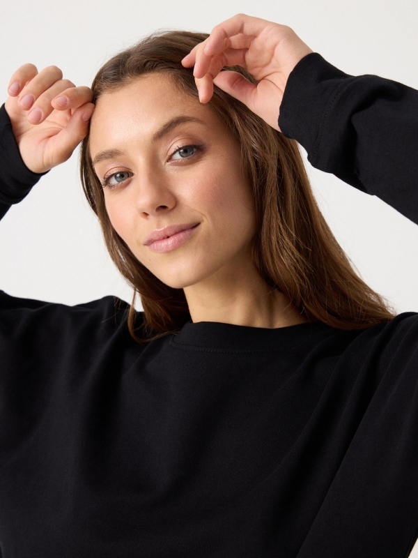 Sweatshirt básica preto vista detalhe