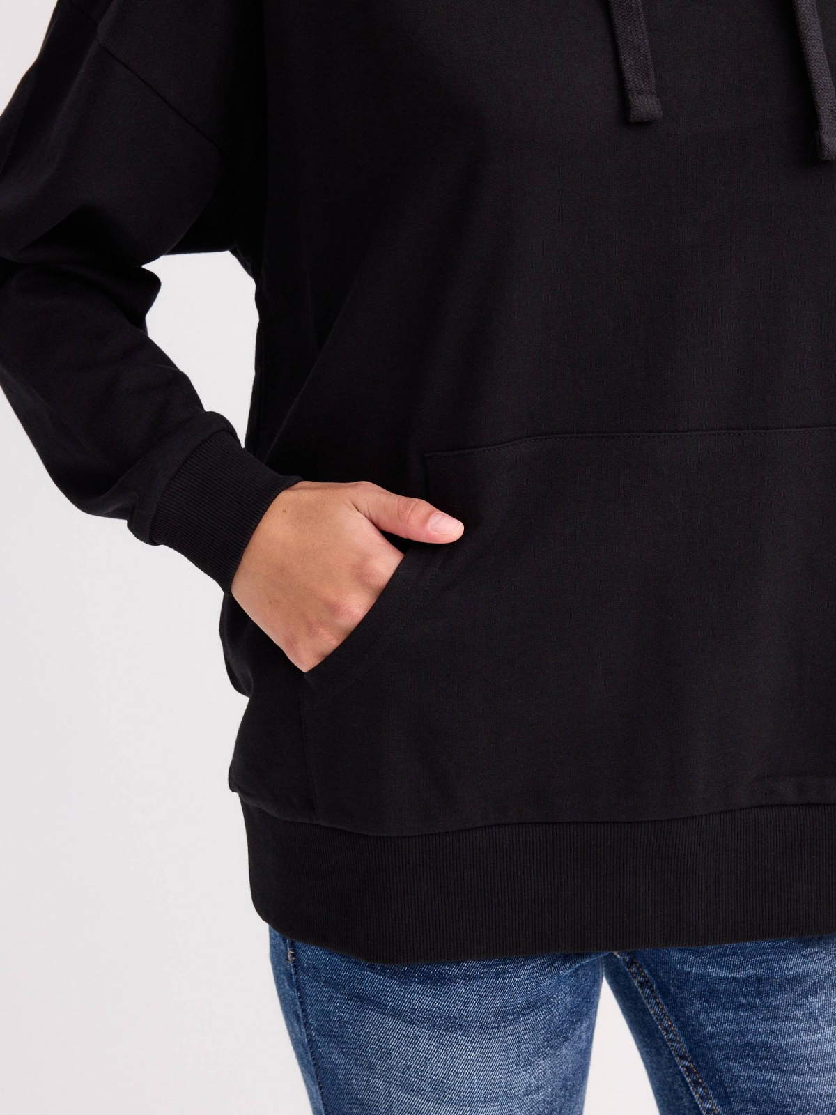 Sudadera básica con capucha negro vista detalle