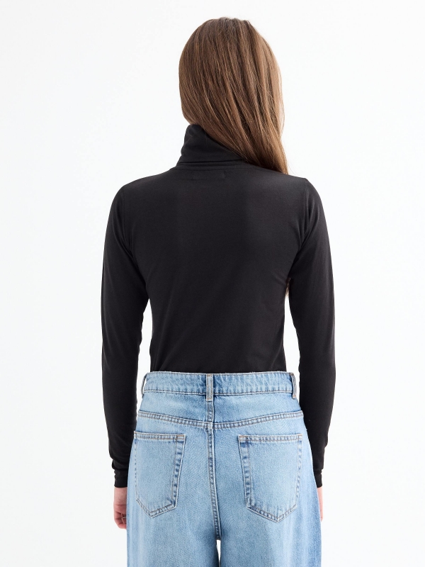 Basic T-shirt with gooseneck black middle back view