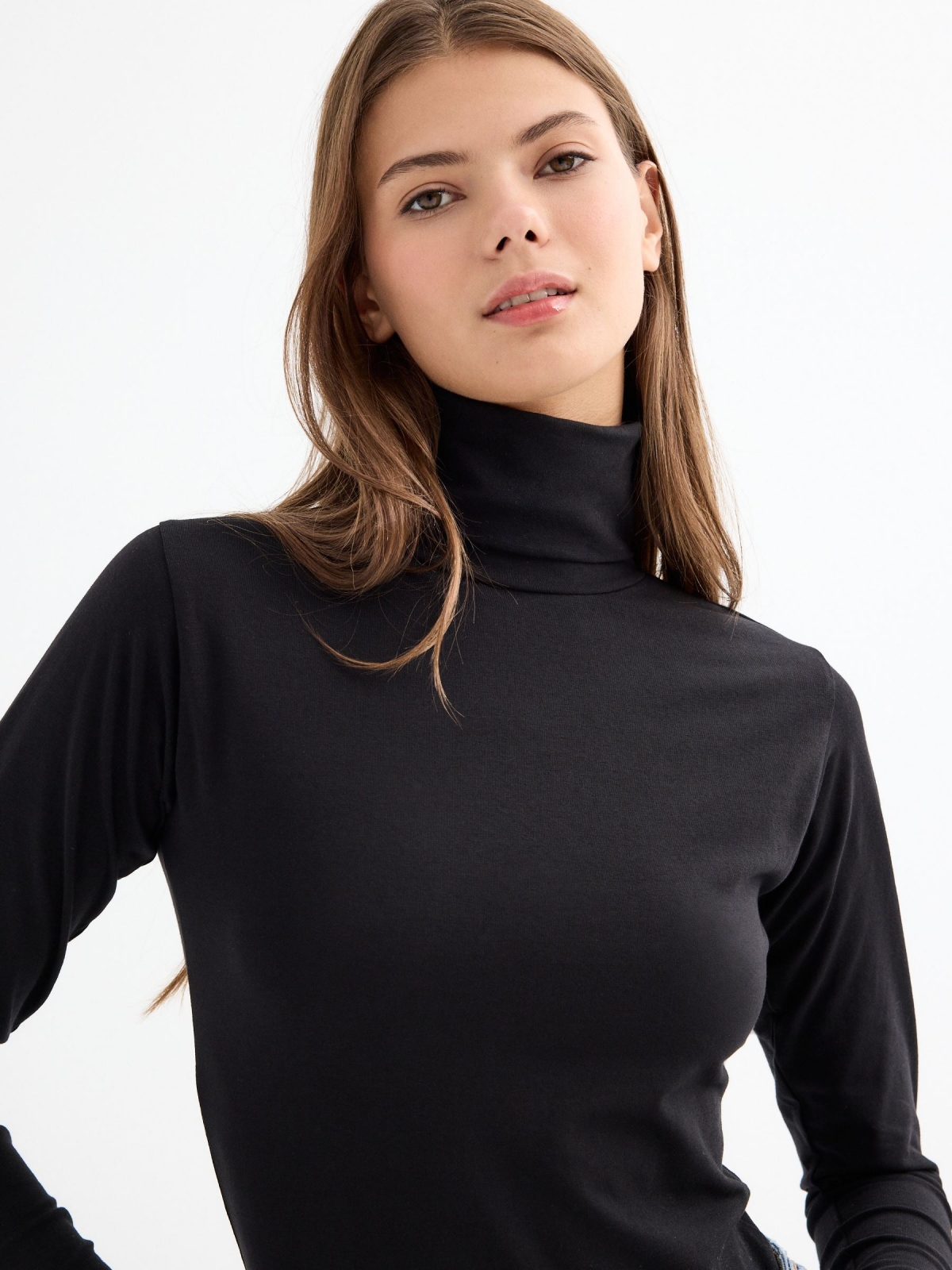 Basic T-shirt with gooseneck black detail view