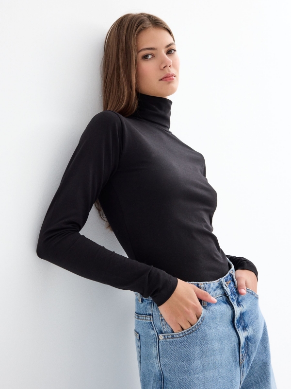 Basic T-shirt with gooseneck black detail view