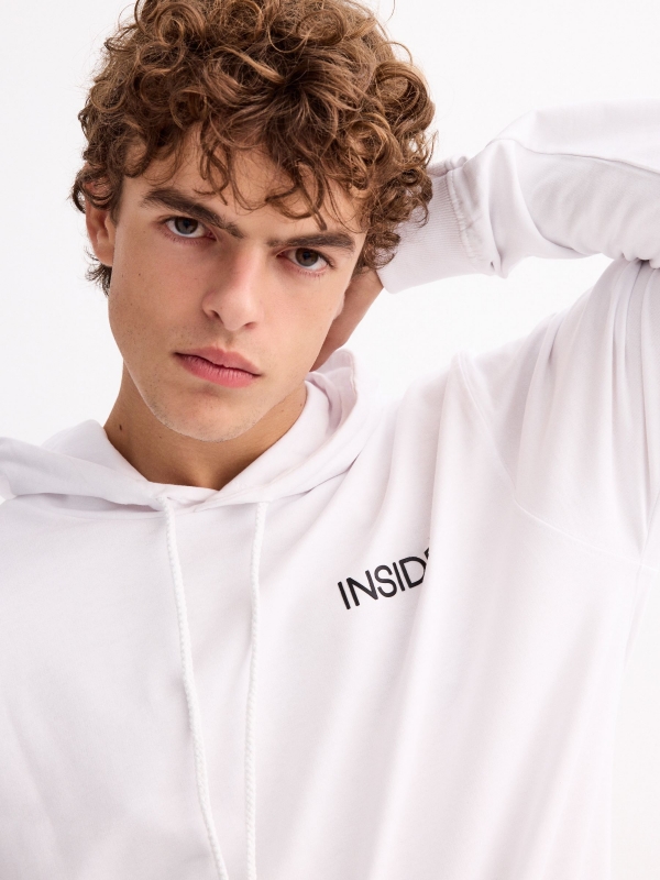  Sudadera canguro con logo blanco