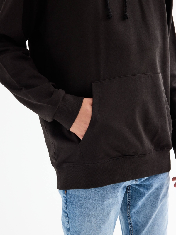 Camisola canguru com logótipo preto vista detalhe
