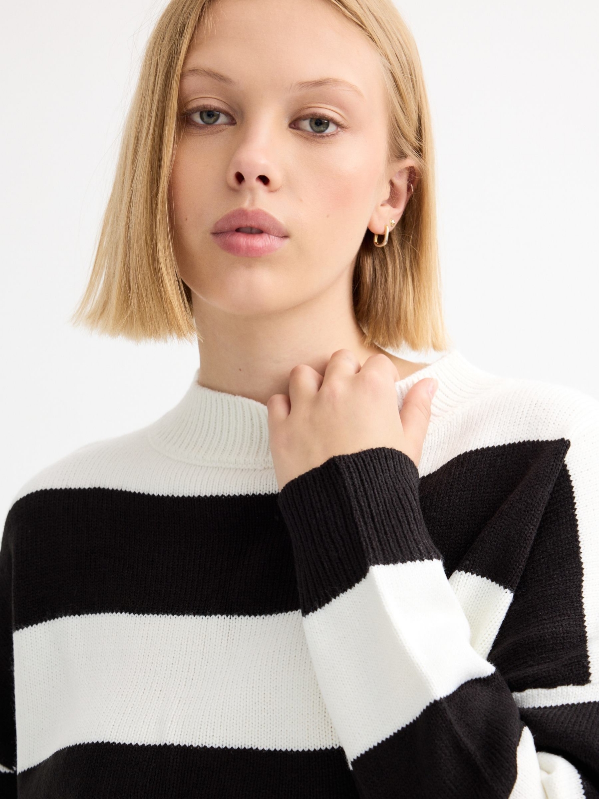 Striped crew neck jumper white detail view