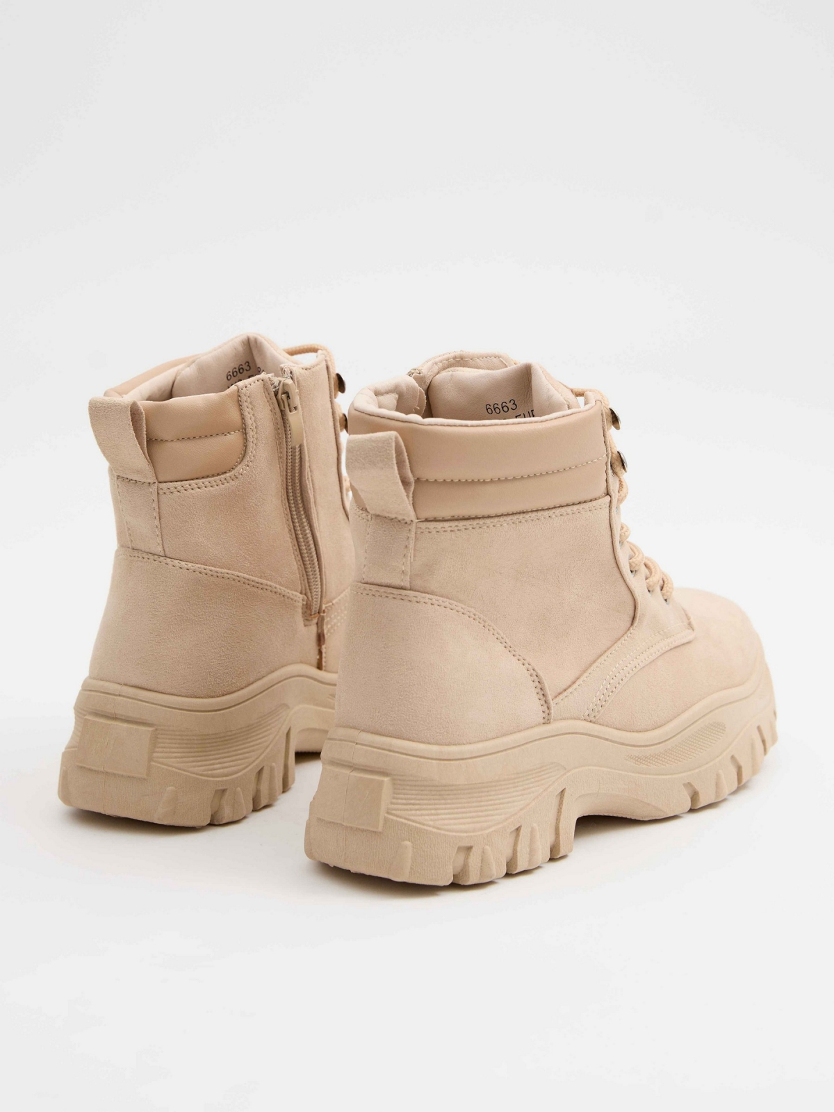 Botas de moda con plataforma beige vista trasera 45º