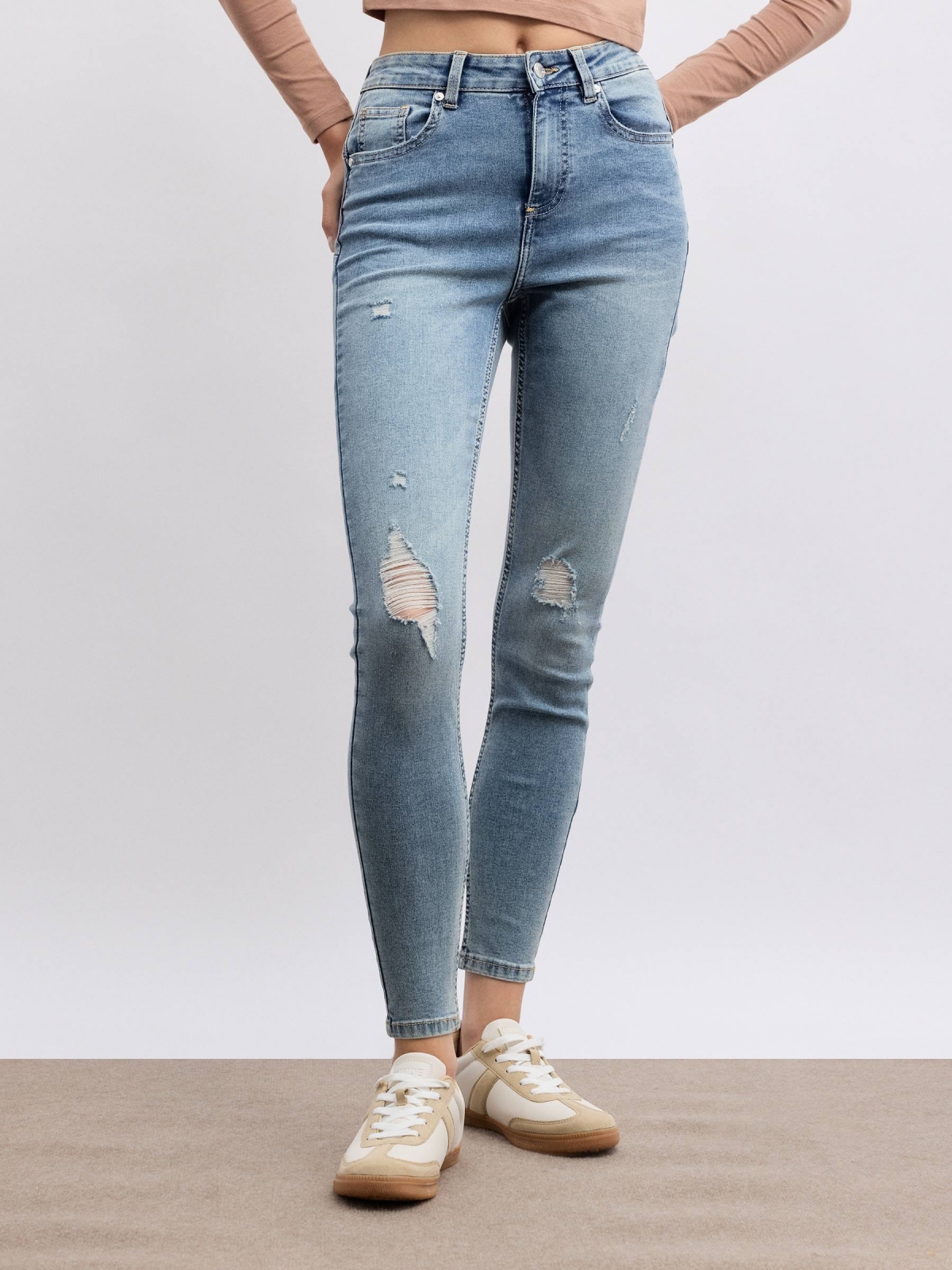 Jeans mid rise skinny push up azul claro vista media frontal