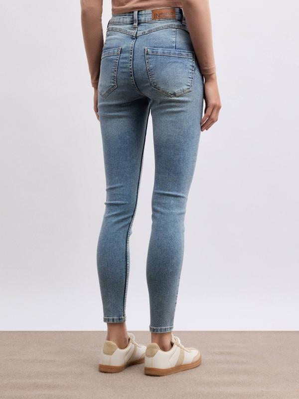 Jeans mid rise skinny push up azul claro vista media trasera