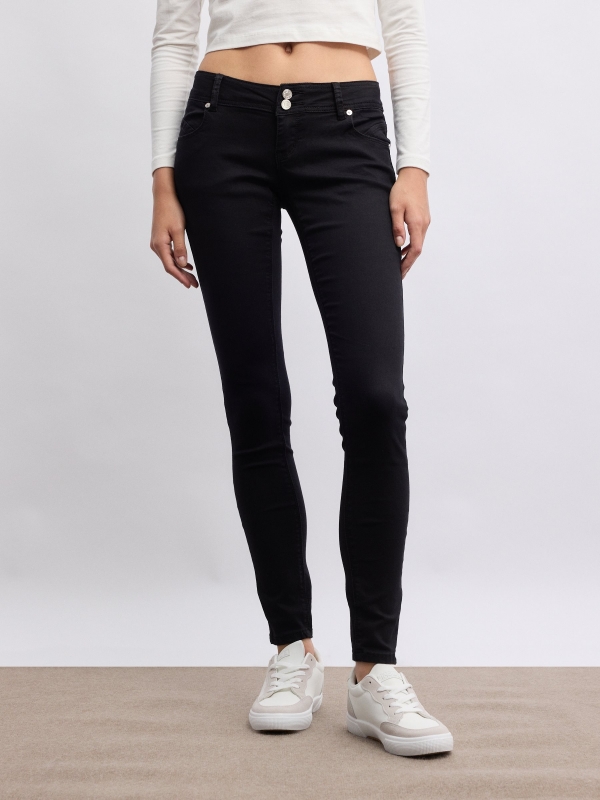 Jeans skinny de cintura baixa botão duplo preto vista meia frontal