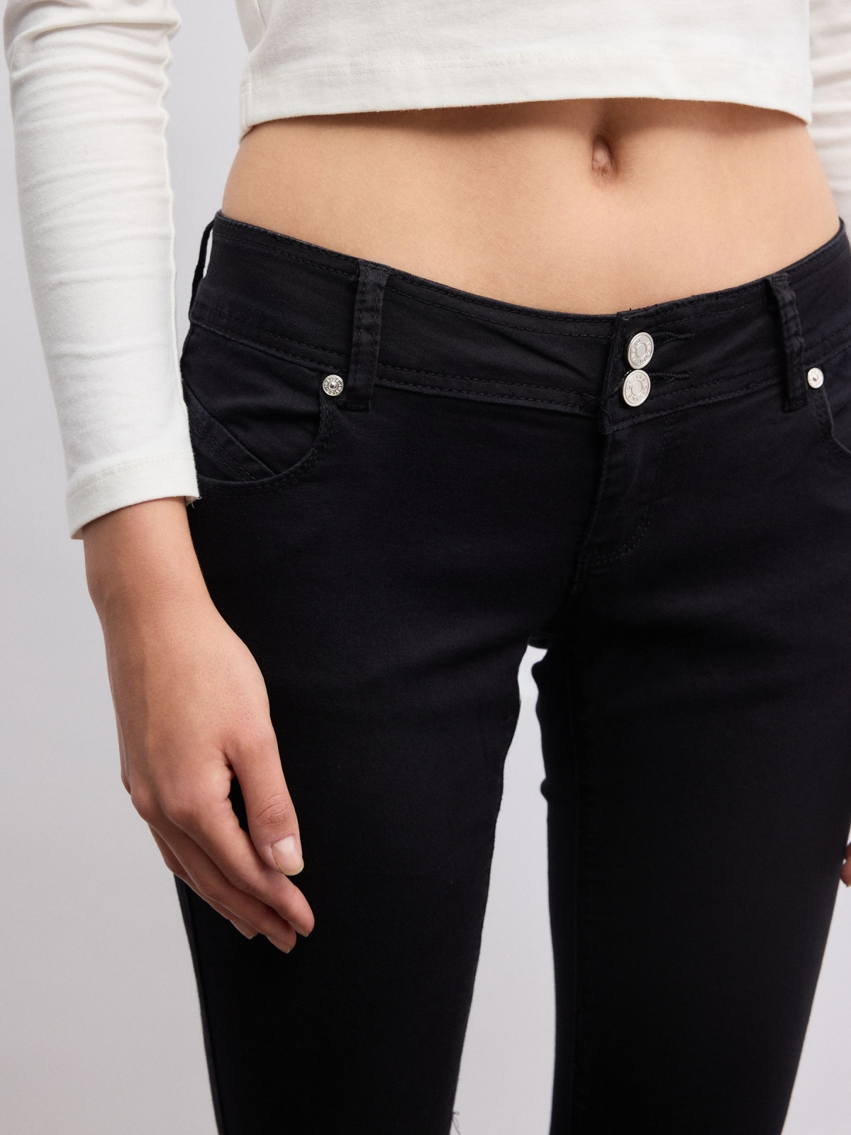  Jeans skinny de cintura baixa botão duplo preto