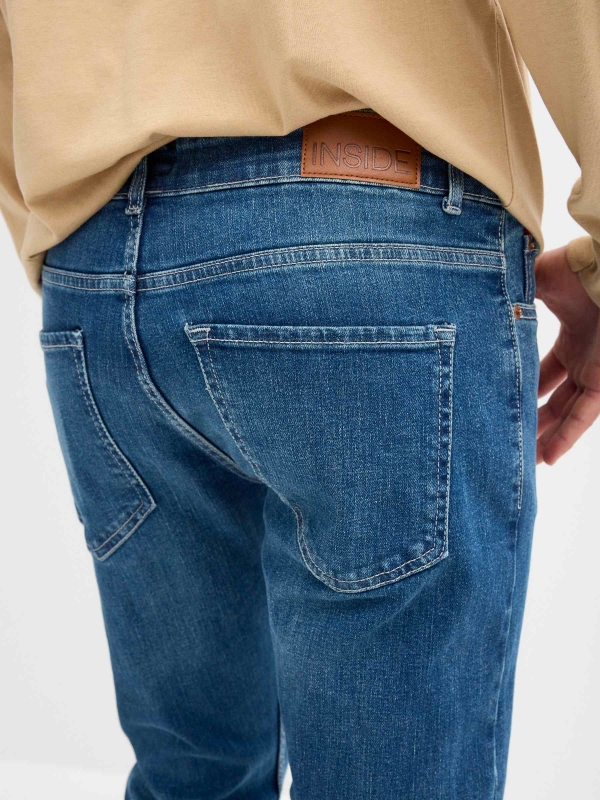 Jeans slim básicos desgastados azul vista detalle