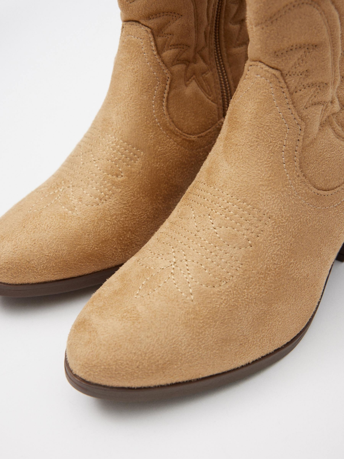 Botins de cowboy bege vista detalhe