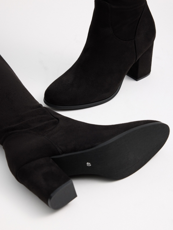 High boot with heel and platform black detail view