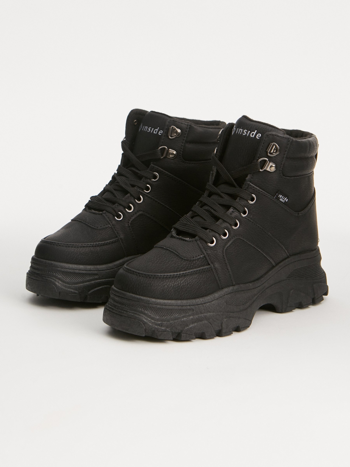 Casual platform boots black 45º front view