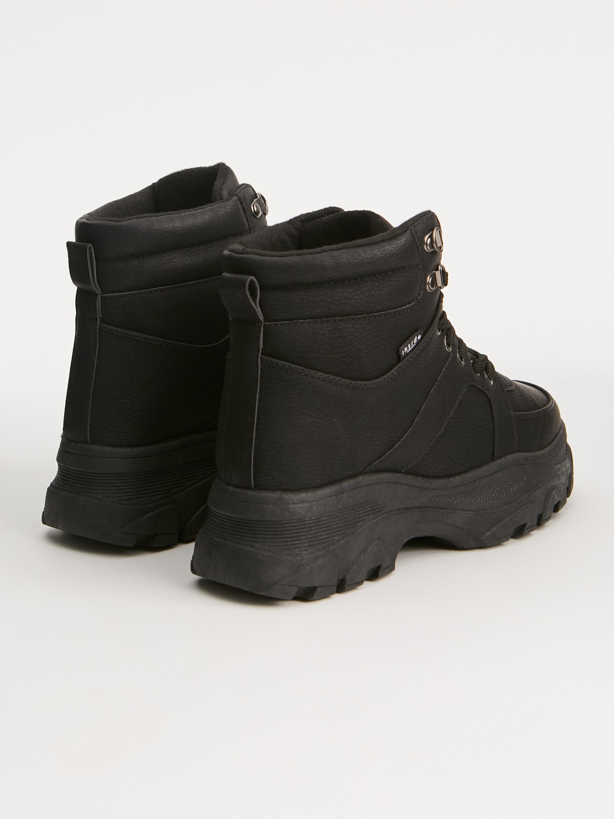 Botas de plataforma casual negro vista trasera 45º