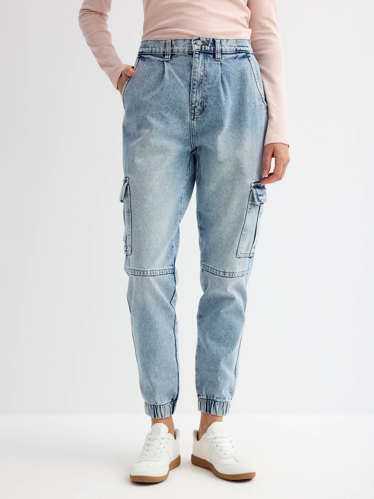 Calças de ganga cargo mom jeans azul vista meia frontal