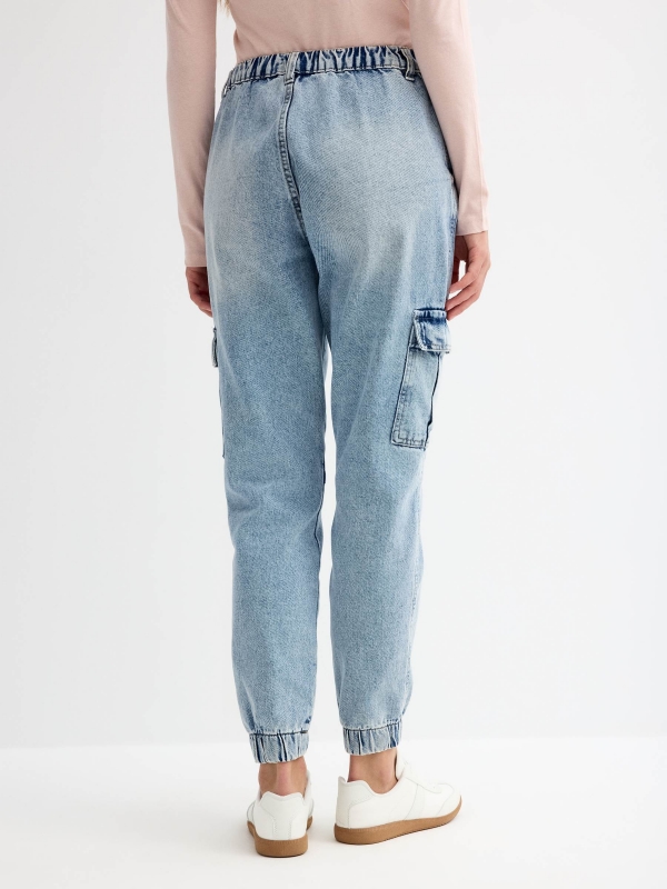 Calças de ganga cargo mom jeans azul vista meia traseira