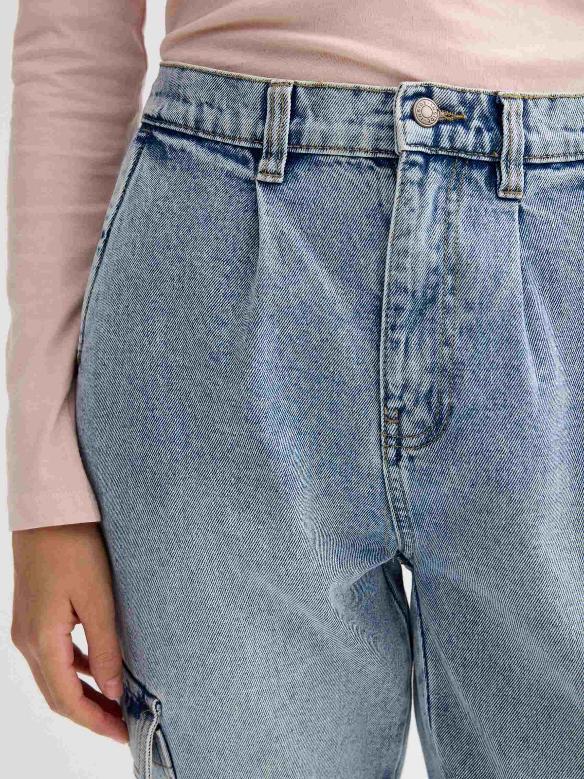 Calças de ganga cargo mom jeans azul vista detalhe