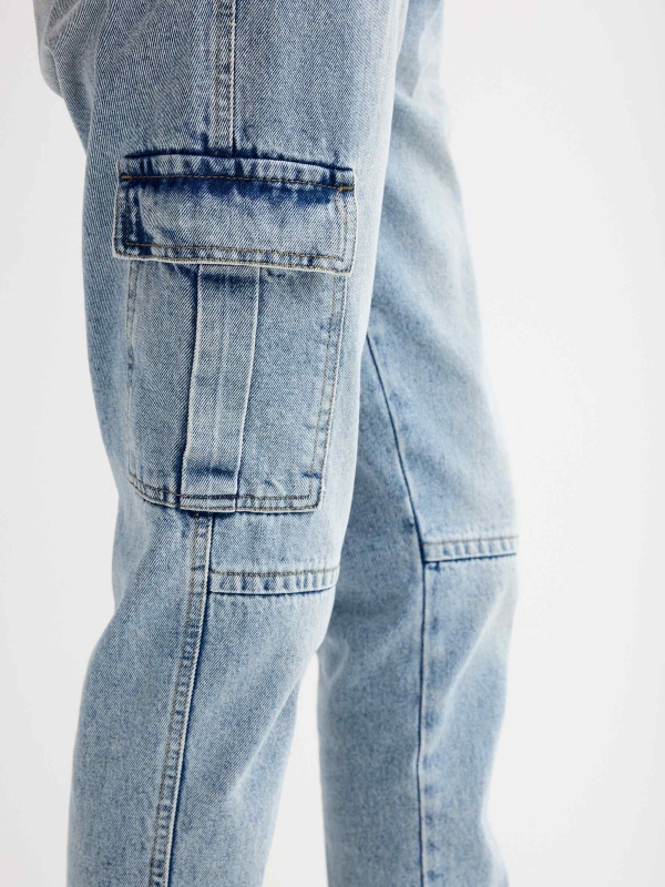 Calças de ganga cargo mom jeans azul vista detalhe